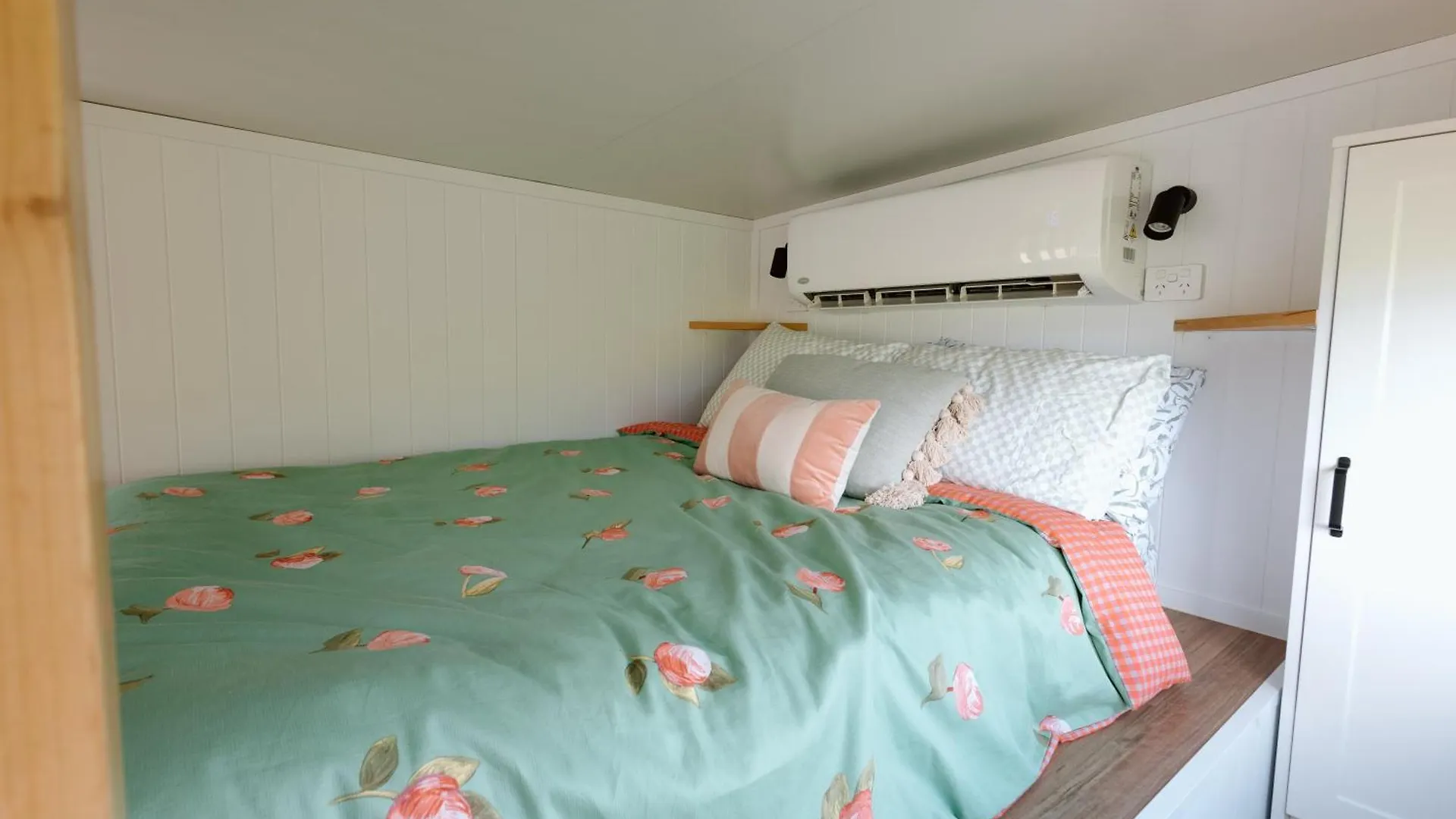 Brand New Tranquil Tiny Home On 60 Acres Near Kennilworth Feed Friendly Cows, Spectacular Views Obi Obi 0*,