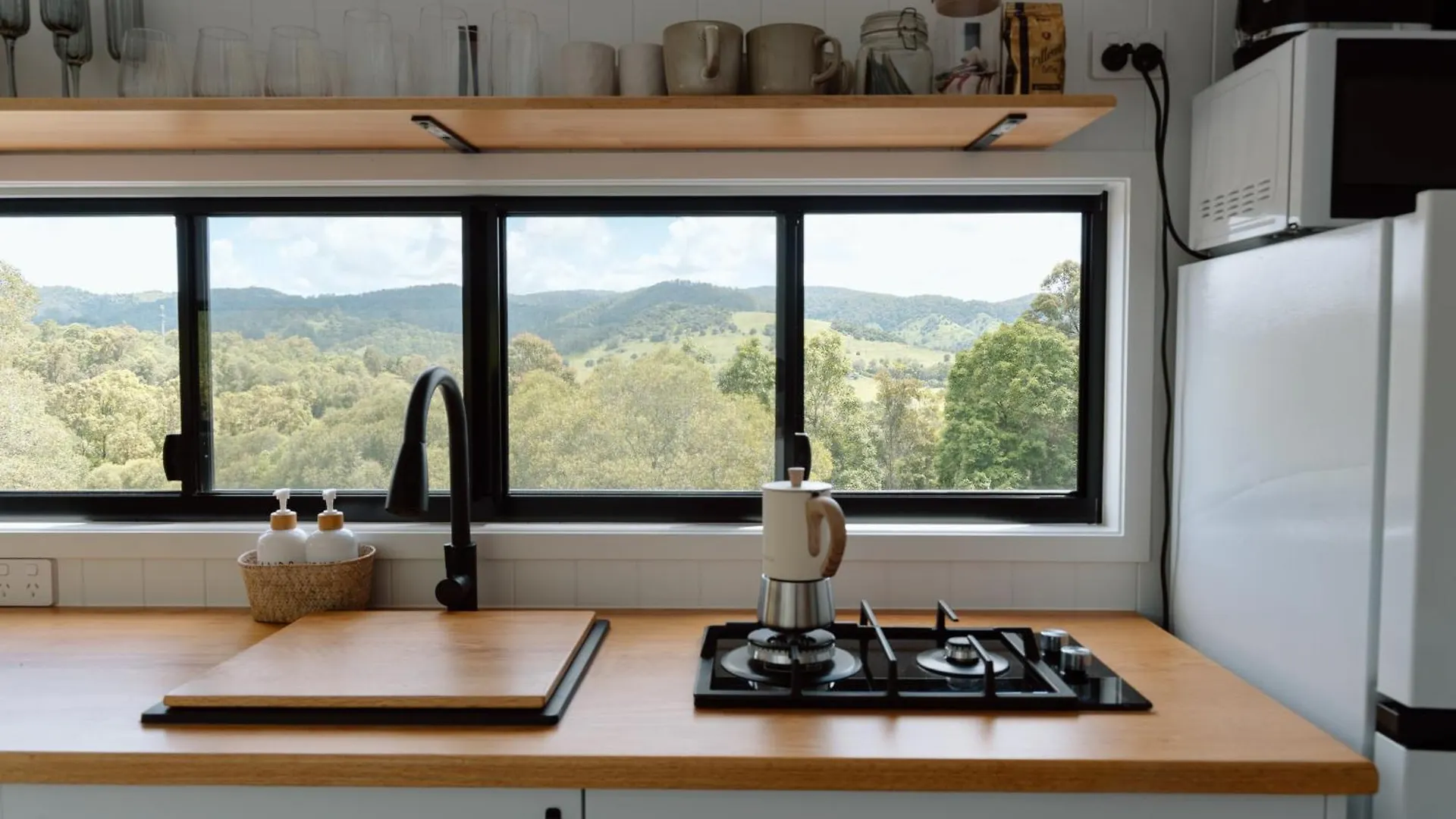 Brand New Tranquil Tiny Home On 60 Acres Near Kennilworth Feed Friendly Cows, Spectacular Views Obi Obi 0*,